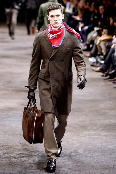 Look 15